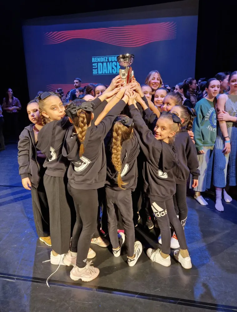 Le allieve alzano insieme il trofeo al Rendez Vous de la Danse