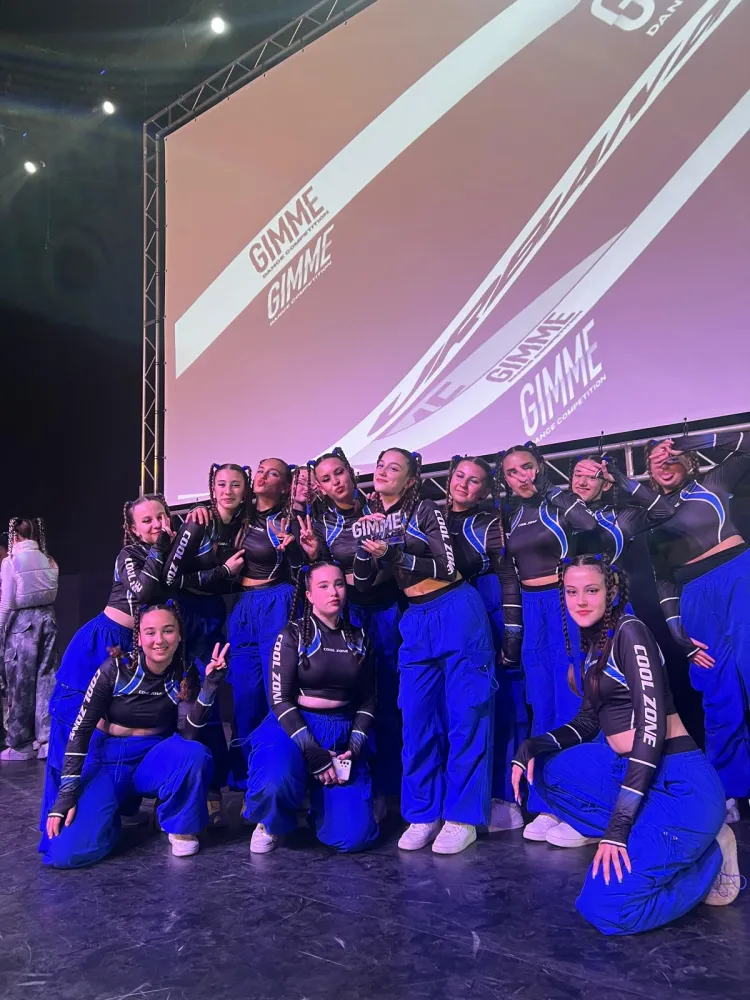 Il gruppo in blu e nero sul palco del Gimme Dance Competition