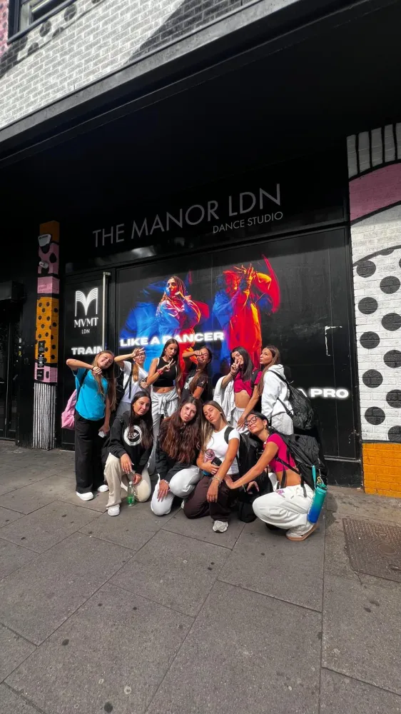 Stage a Londra, davanti allo studio The Manor LDN