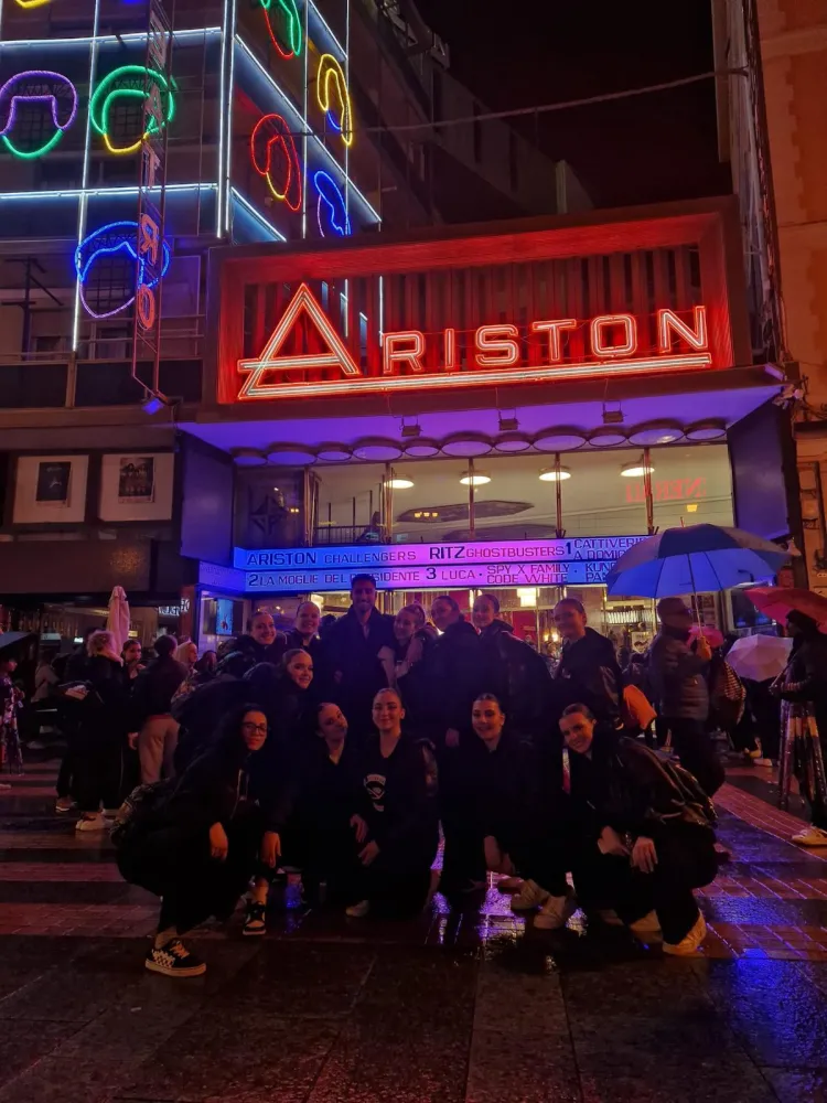 Le allieve davanti al Teatro Ariston di Sanremo, di sera