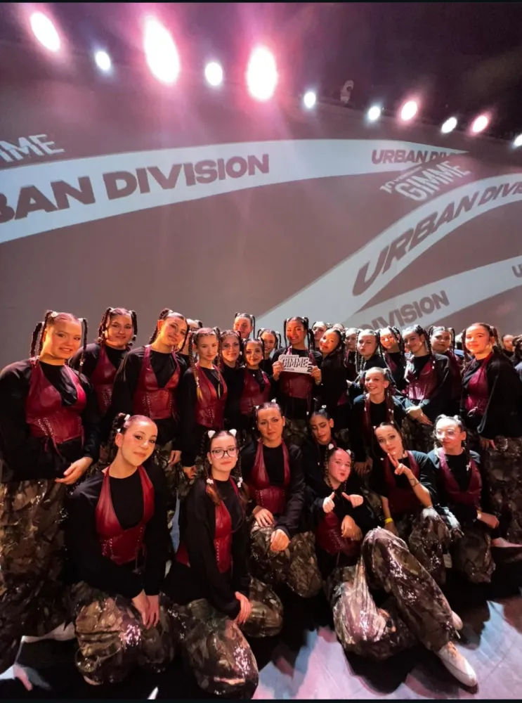 Il gruppo con corsetti rossi e pantaloni mimetici alla Urban Division del Gimme