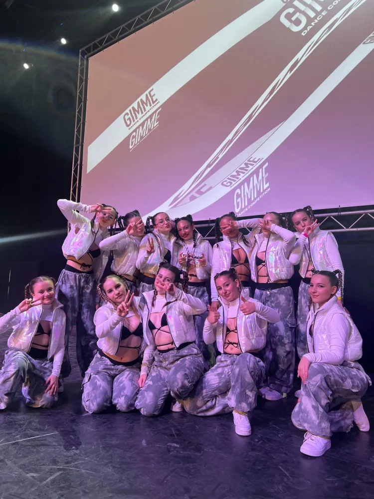 Il gruppo in bianco e grigio con il premio del primo posto al Gimme