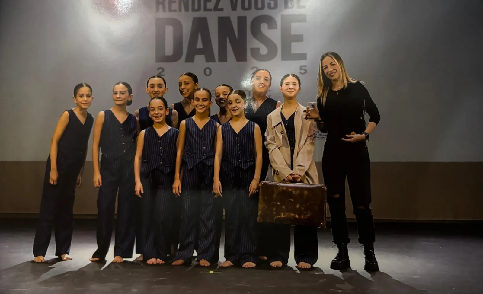Il gruppo in gessato con l'insegnante e il premio al Rendez Vous de la Danse 2025
