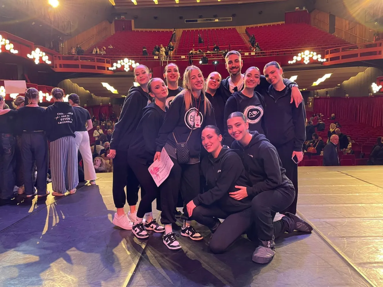 Allieve e insegnanti sul palco del Sanremo Dance Festival 2025