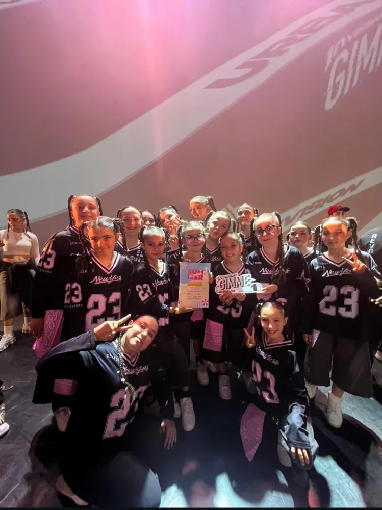 Il gruppo con le maglie New York 23 e i premi del Summer International di Roma