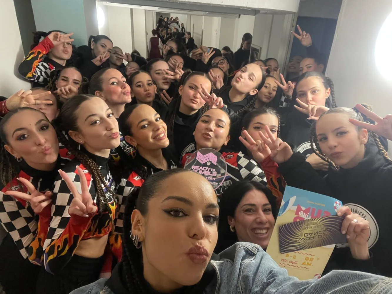 Selfie del gruppo teen dietro le quinte con il premio Ready to Rumble