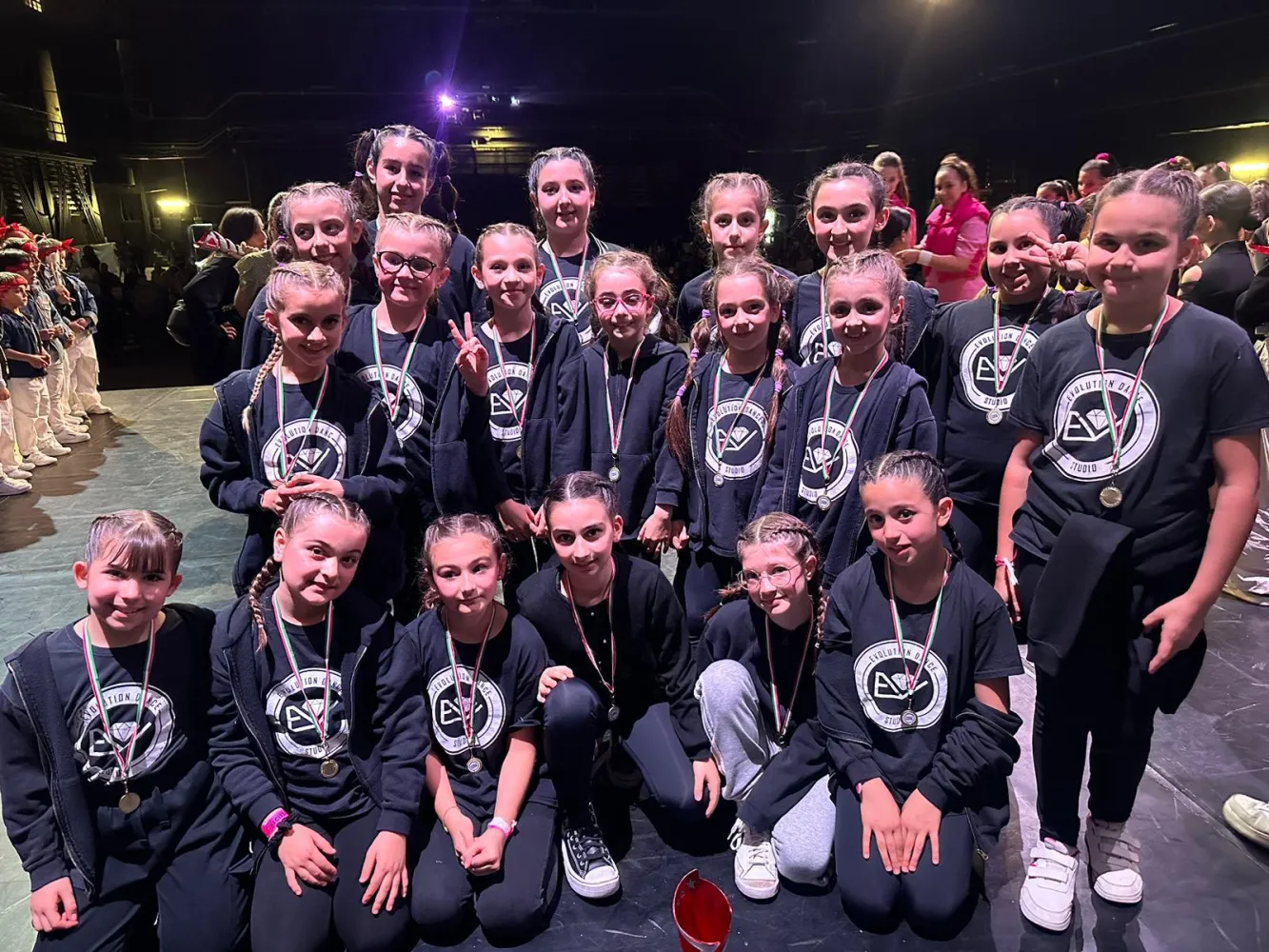 Le allieve con felpe Evolution e medaglie, sul palco a fine gara