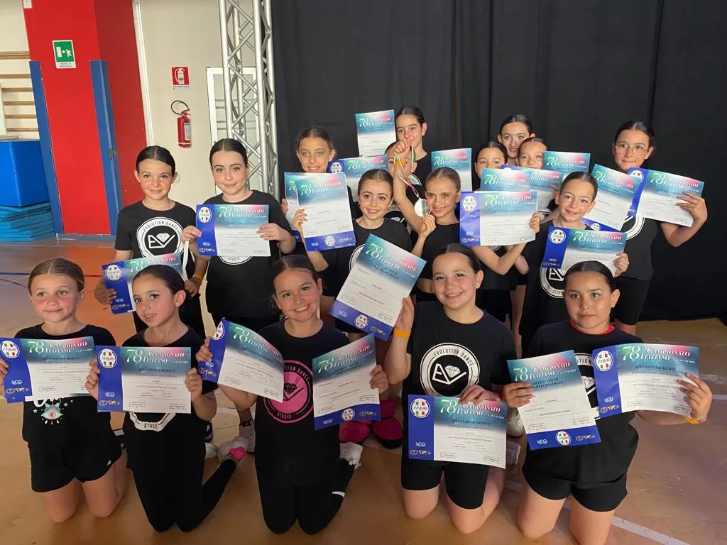 Le allieve con gli attestati del 78° Campionato italiano
