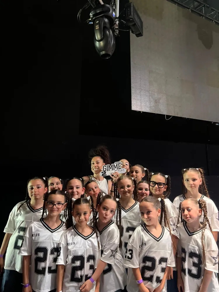 Il gruppo con le maglie bianche 23 e il premio del secondo posto al Gimme 2025